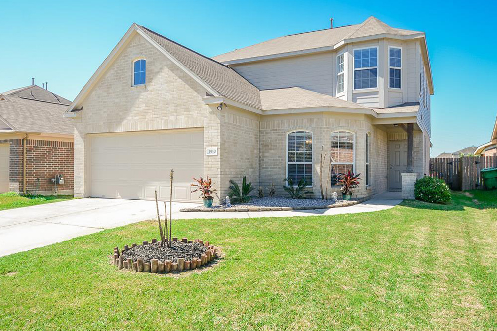 Homes Under 200K With Great Curb Appeal Life At Home Trulia Blog   House For Sale In Humble Tx 032117 Inline 